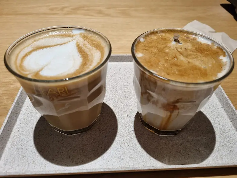 쟁반 위에 가지런히 놓인 두 잔의 커피