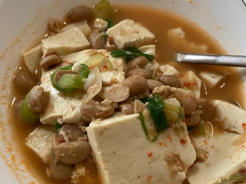 뚝배기 가득 담긴 청국장, 큼지막한 두부와 콩이 인상적이다.