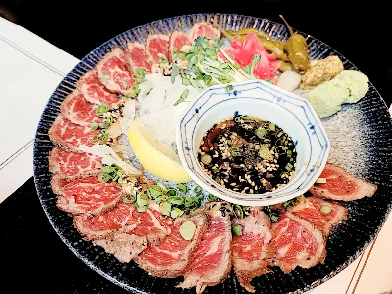 육회와 소스가 담긴 접시