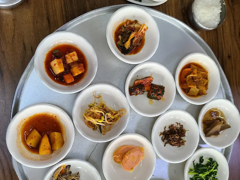 정갈하게 담긴 밑반찬 모듬