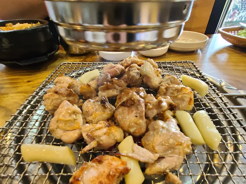 숯불에 구워지는 닭구이