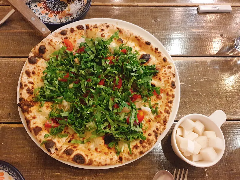 테이블 위에 놓인 피자