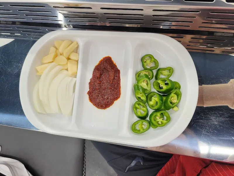 쌈 재료로 제공되는 고추, 마늘, 고추장