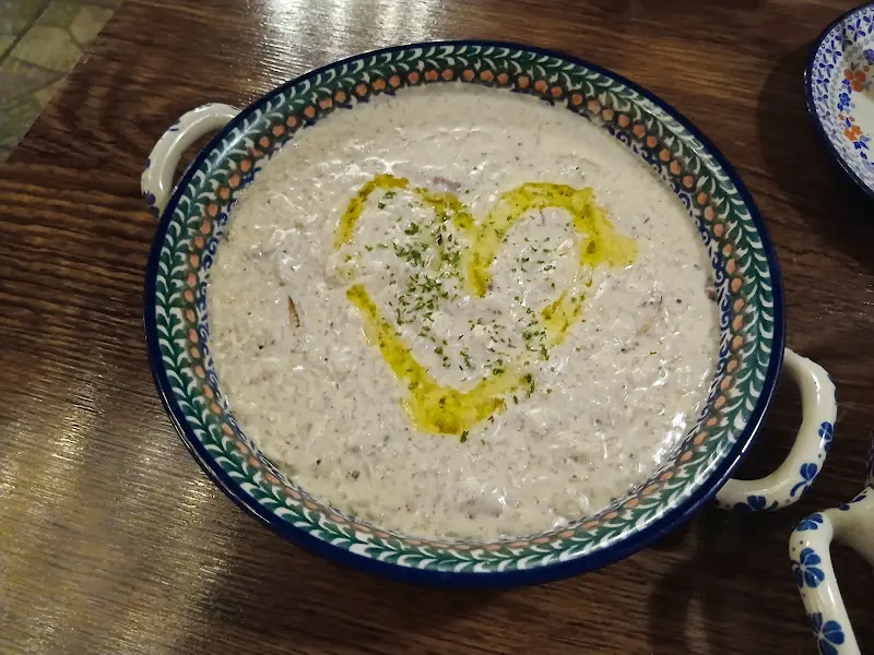 크림 소스 위에 하트 모양으로 오일을 뿌린 크림 파스타