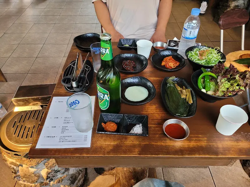 푸짐하게 차려진 밑반찬