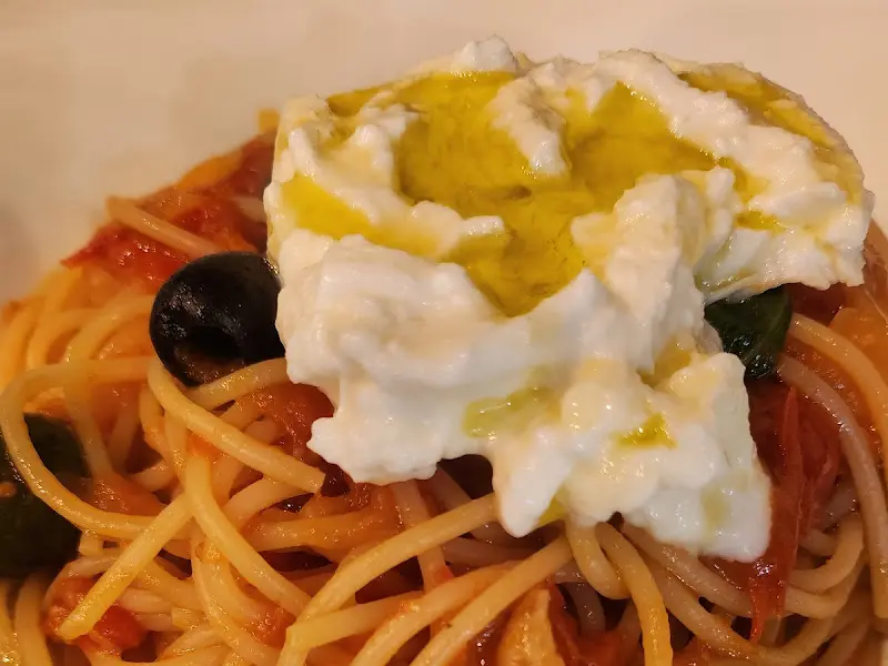올리브와 치즈가 올라간 파스타
