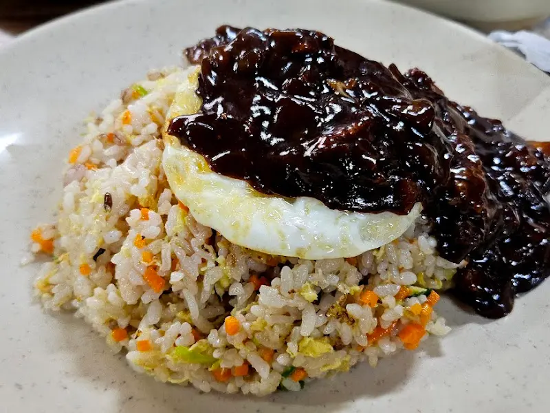 짜장 소스가 얹어진 볶음밥