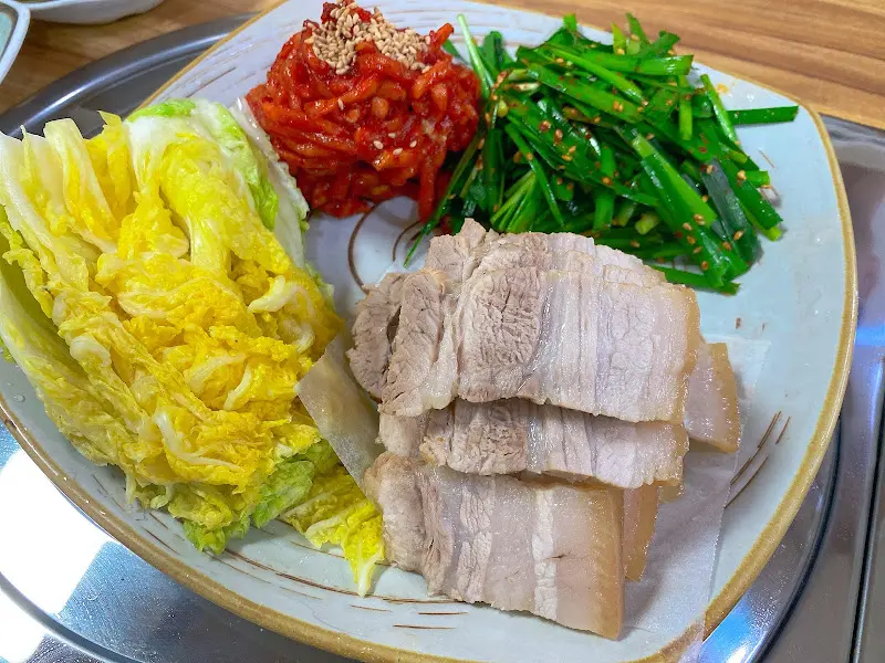 윤기가 자르르 흐르는 수육 한 접시