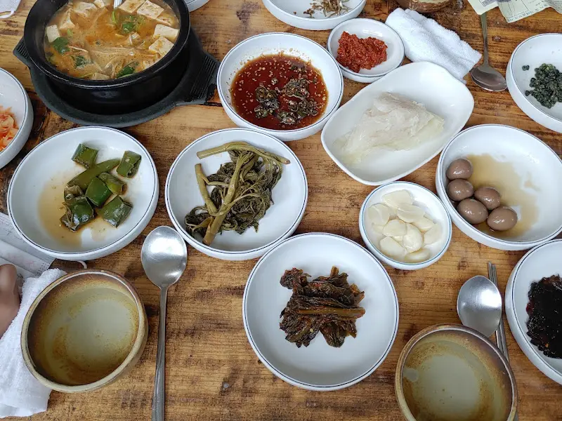 정갈하게 차려진 밑반찬 한 상 차림