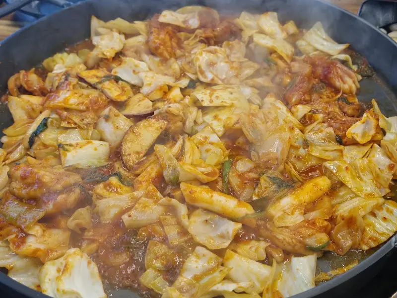 지글지글 익어가는 닭갈비