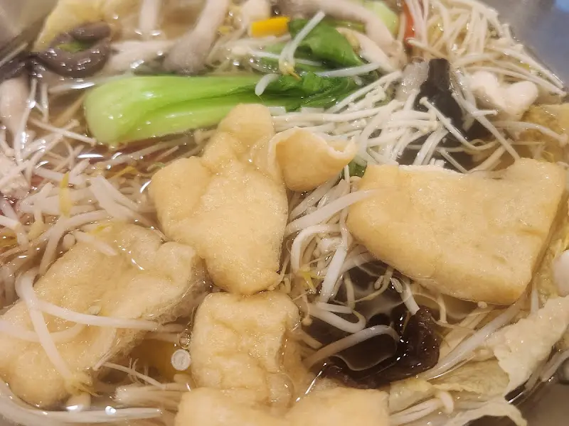 샤브샤브 냄비 안에서 끓고 있는 야채와 두부, 버섯