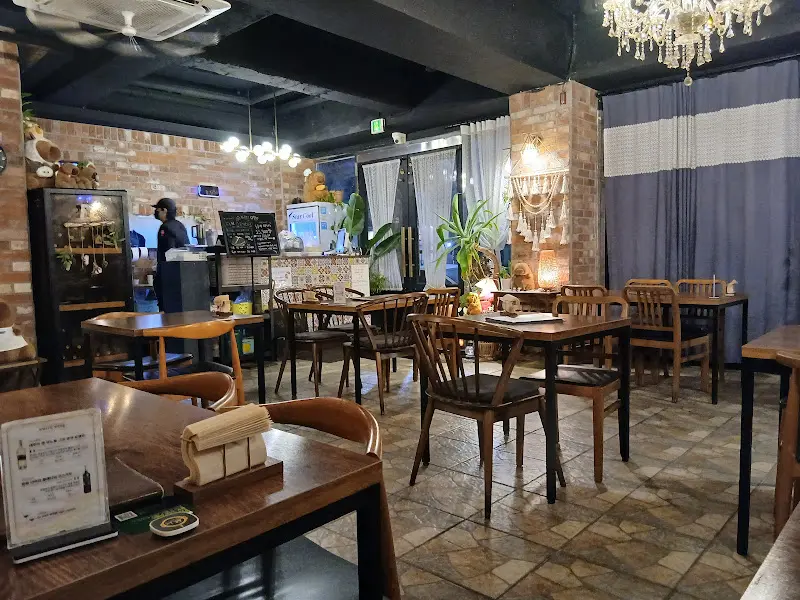 테이블 간 간격이 넓어 편안한 식사를 즐길 수 있는 믹스토랑 내부