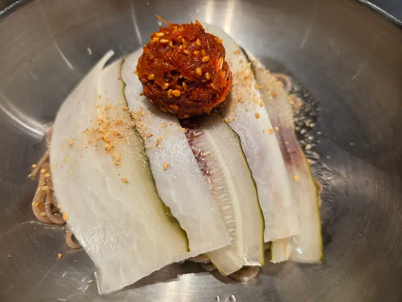 고추장 양념이 올려진 비빔 메밀국수