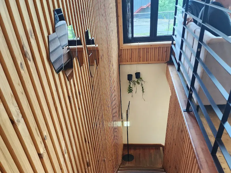 계단에서 보이는 카페 내부