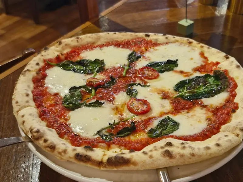 신선한 토마토 소스와 모짜렐라 치즈, 바질이 조화로운 마르게리따 피자