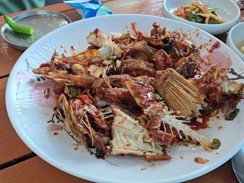 깔끔하게 비워진 우럭튀김 접시