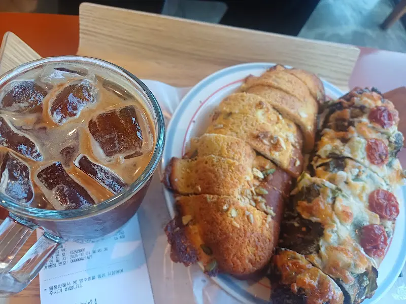 빵과 아이스 라떼
