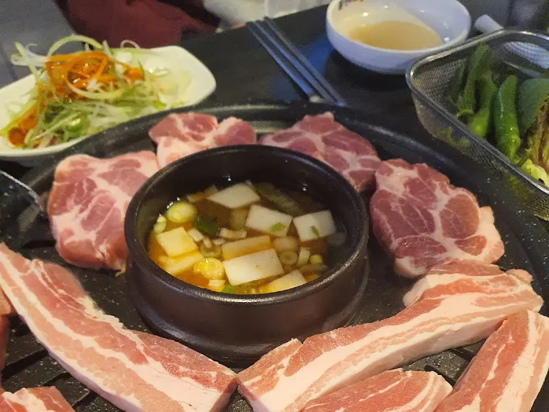 불판 위의 고기와 된장찌개