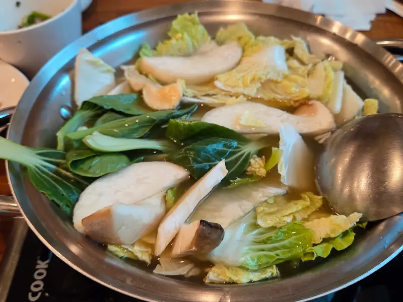 샤브샤브를 끓이기 전, 각종 채소가 푸짐하게 담겨 나온 냄비