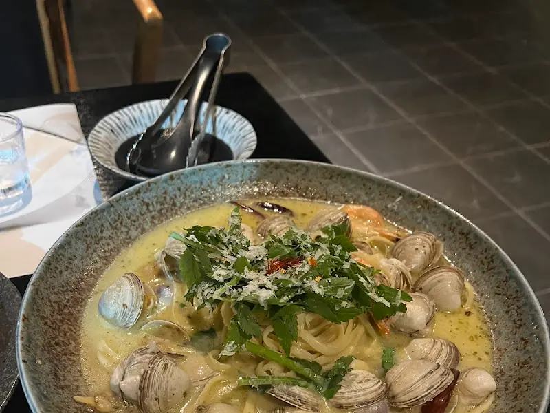 조개와 파스타가 담긴 접시