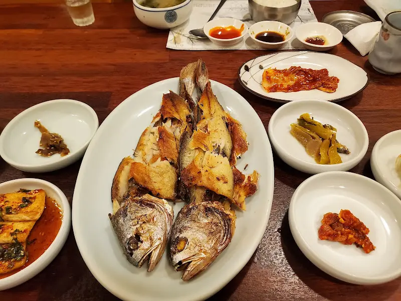 노릇하게 구워진 굴비와 다양한 반찬들이 정갈하게 담겨 나온 굴비 정식