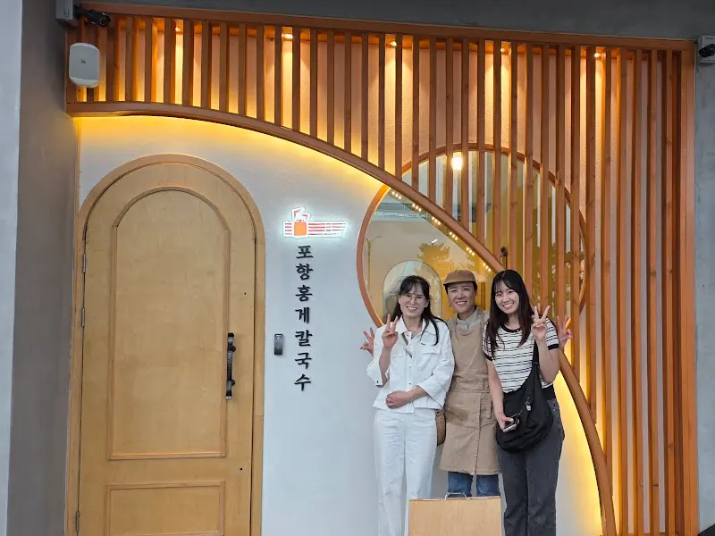 따뜻한 미소로 손님을 맞이하는 사장님