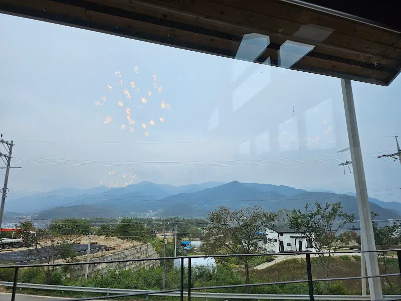 통창으로 보이는 탁 트인 시골 뷰