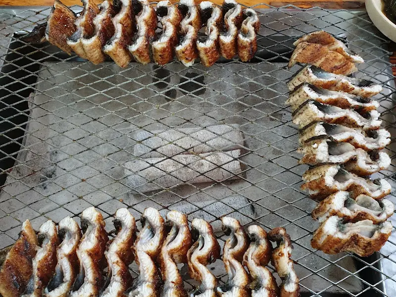 숯불 위에 장어 굽는 모습