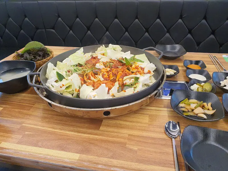 푸짐한 닭갈비 한 상 차림