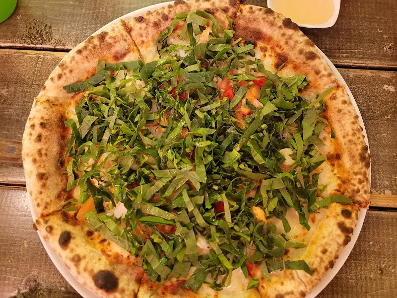 신선한 채소가 듬뿍 올려진 피자