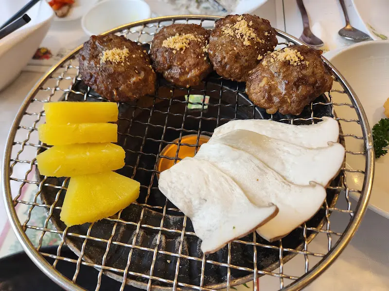 정갈하게 담긴 퓨전 한정식