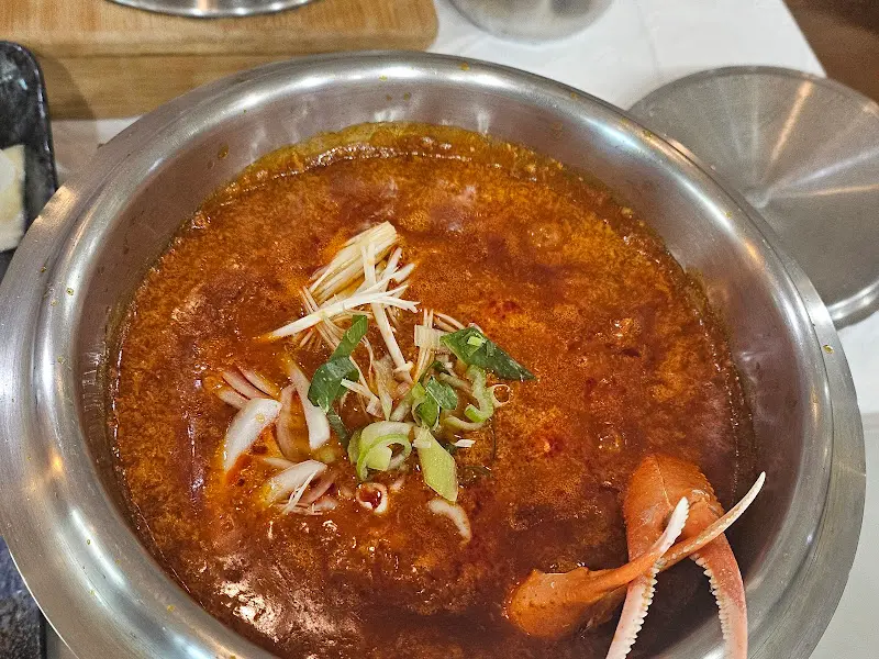 매콤달콤한 양념이 인상적인 요리