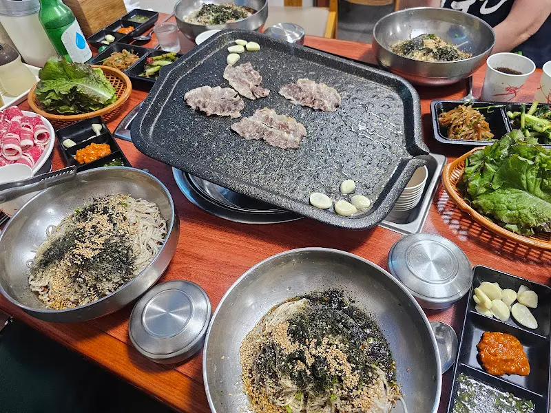 테이블 가득 차려진 들기름 막국수와 차돌박이