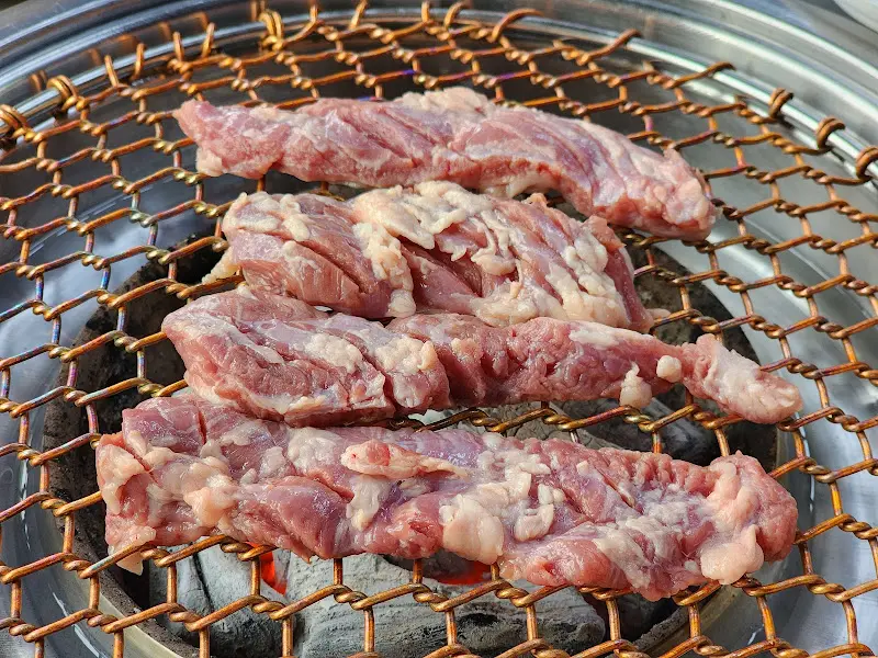 숯불 위에서 노릇하게 구워지고 있는 갈매기살