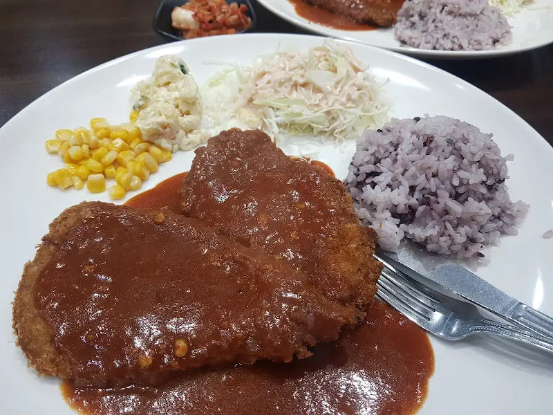 푸짐한 돈까스 한 상