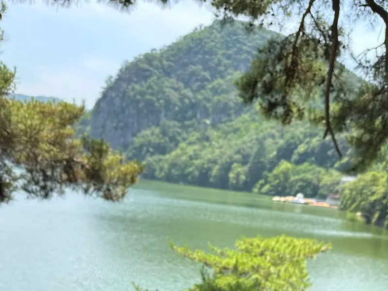 푸른 호수와 산의 조화