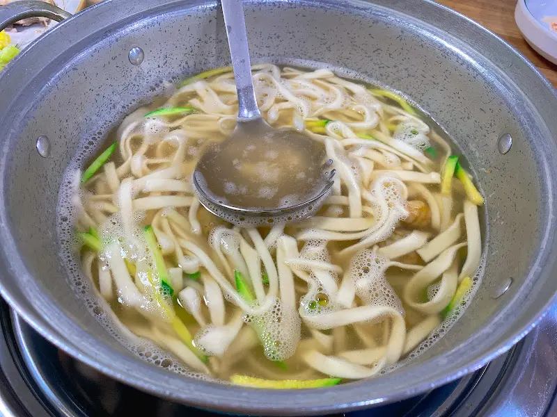 멸치 육수의 시원함이 느껴지는 칼국수