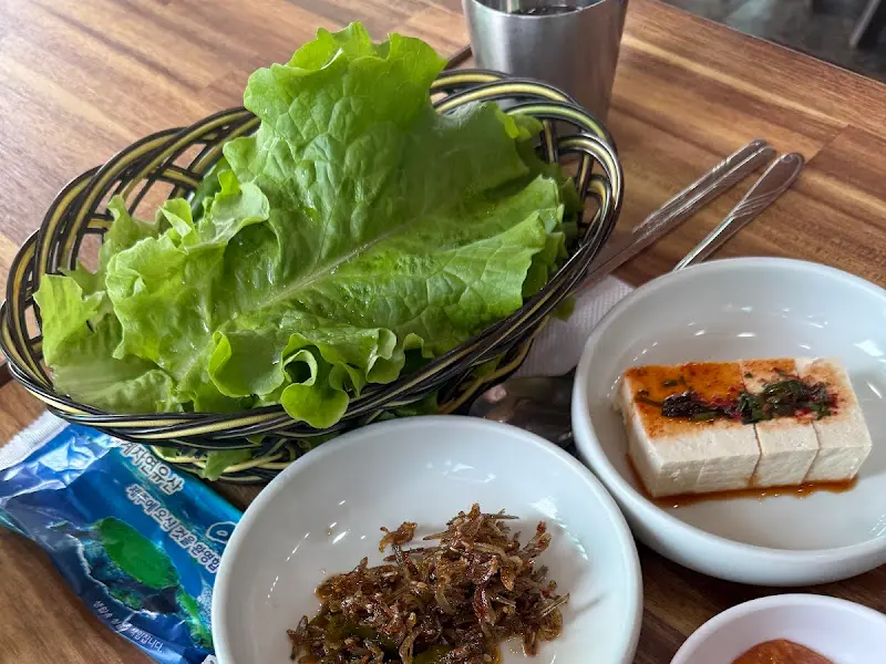 싱싱한 쌈 채소가 담긴 바구니