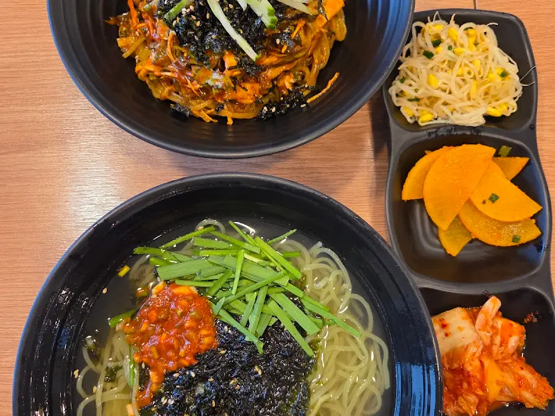 정갈하게 담겨 나온 비빔국수