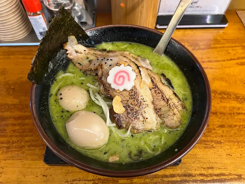 바질 라멘 근접샷