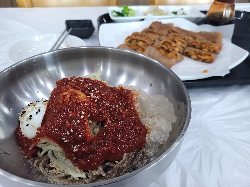 윤기 흐르는 비빔국수