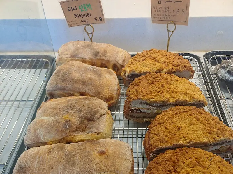 다양한 빵 진열대