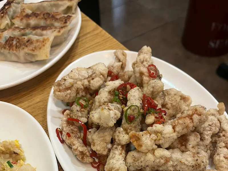 식탁 위에 놓인 오징어튀김과 교자만두