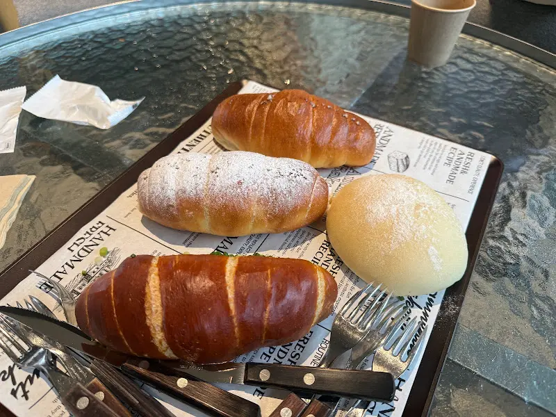 빵들이 쟁반에 담겨 있는 모습