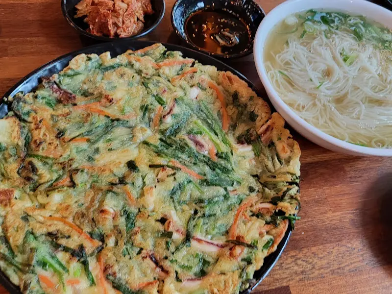 맛깔스러운 고추전과 물국수