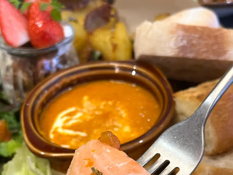 연어 샐러드 근접 촬영