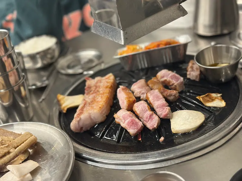 고기를 굽는 동안 연기가 바로 위로 빠져나가 쾌적한 환경에서 식사할 수 있다.