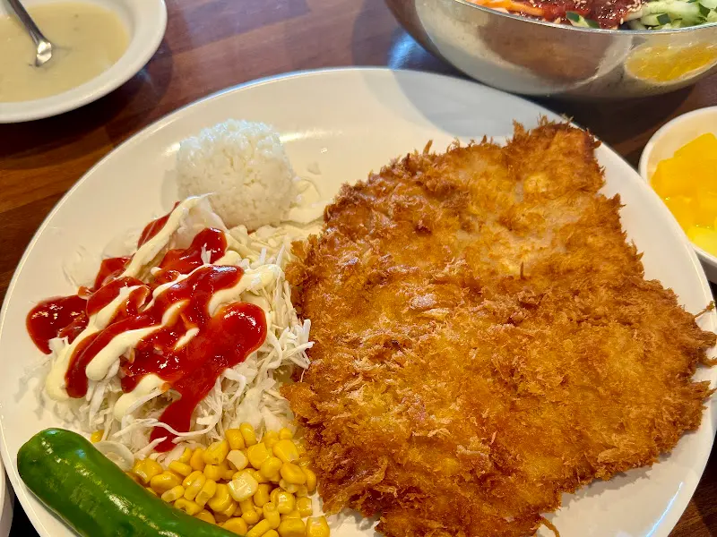 갓 튀겨져 나온 돈까스의 바삭함이 느껴지는 사진