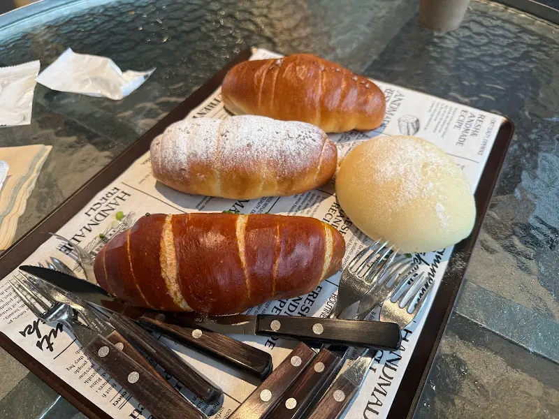 쟁반 위에 놓인 빵들의 모습