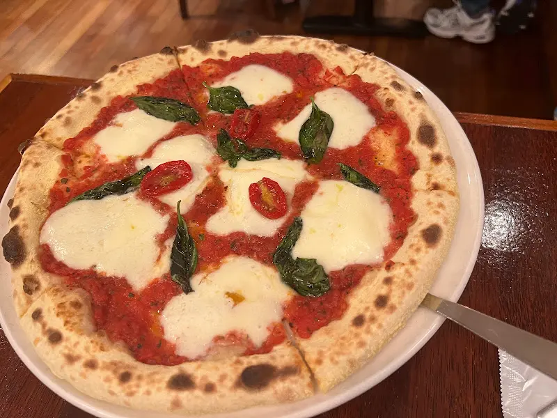 먹음직스러운 마르게리따 피자